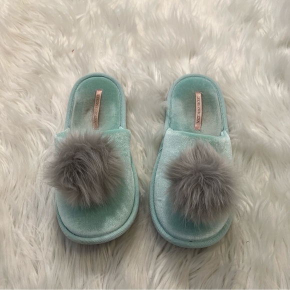 Victoria’s Secret Pom-Pom at Tap Slippers Teal - Picture 2 of 9